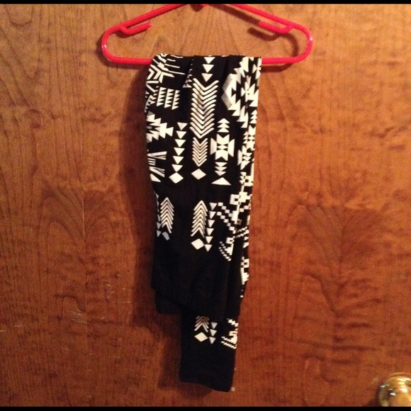 B&W Geo-Print Leggings