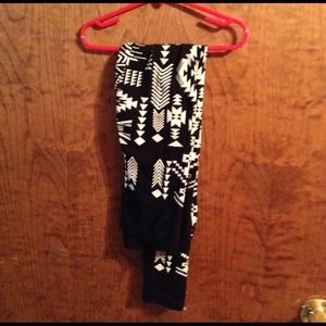 B&W Geo-Print Leggings