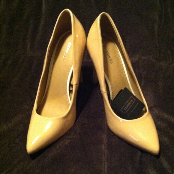 Nude Pumps NWT