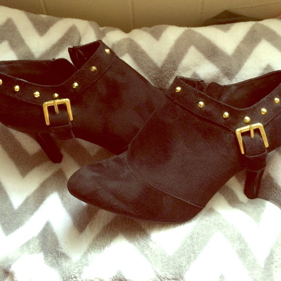 SUPER CUTE BLACK BOOTIES!