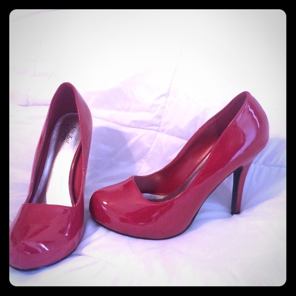 🚨SOLD🚨RED patent leather heels ...size 9👠👠