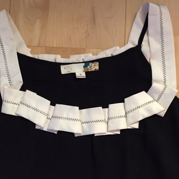 Black and white sleeveless top - Picture 3 of 3