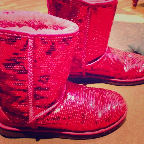 Pink sparkly UGGS!!! ✨
