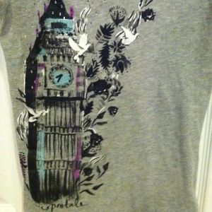 Grey Aeropostale tee with big ben and doves