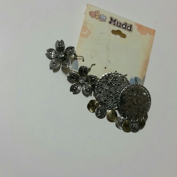 Set of two earrings.