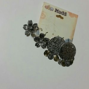 Set of two earrings.