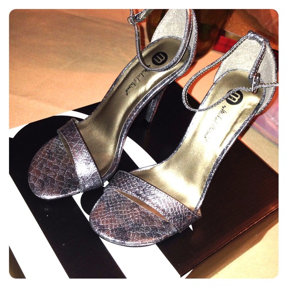 Michael Antonio dress sandal