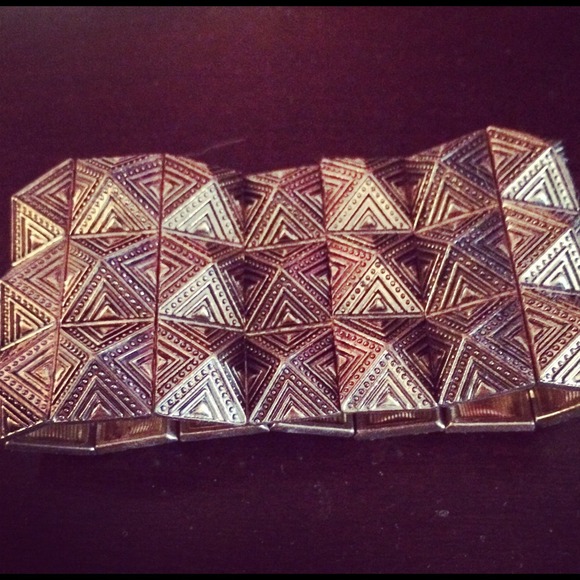 FOREVER 21 PYRAMID STUDDED BRACELET NWOT - Picture 4 of 4