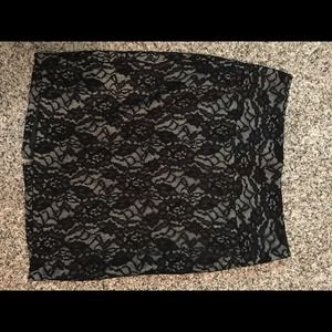 Black and white lace flour skirt size 4