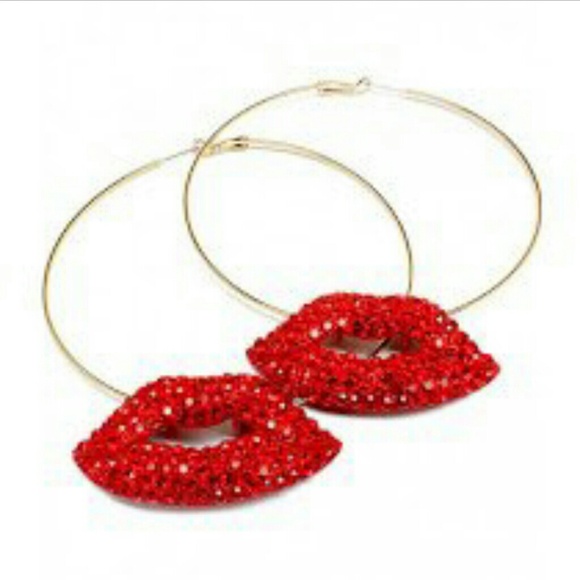 Hoop earrings with lips