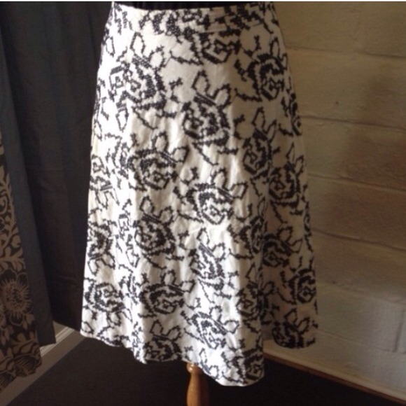 HP! ⚡⚡️ Black/White MK Skirt - Picture 2 of 4