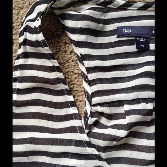 Adorable Gap striped tank top 🎀
