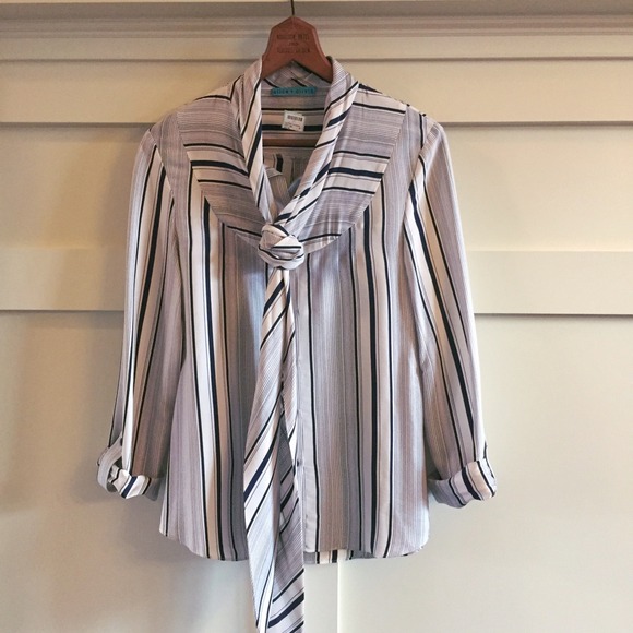 ⛔️BUNDLED⛔️ALICE + OLIVIA Artie Tieneck Blouse EUC - Picture 3 of 4