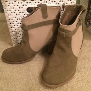 American Eagle booties