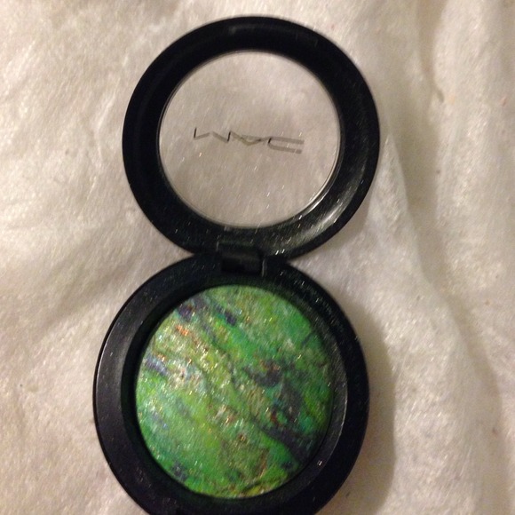 Mac Mineralize eyeshadow in Unsurpassable