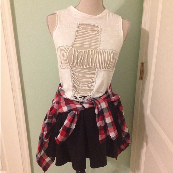 Sleeveless white high-low cross shirt.