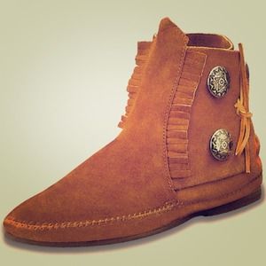MINNETONKA MOCCASINS BROWN SUEDE TWO BUTTON BOOTIE