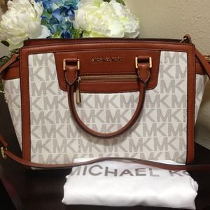 💖Traded to lle21🌺MK Signature Selma Satchel💖