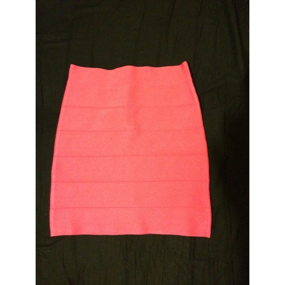 NWT BEBE bandage solid skirt