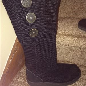 Black classic cardy Black UGG boots. Size 6.