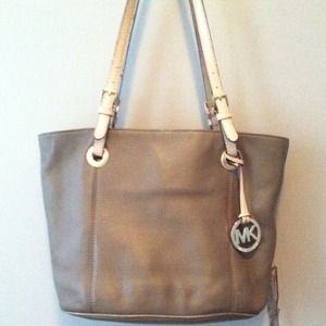 Reduced price!- Michael Kors Medium Jet Set Tote