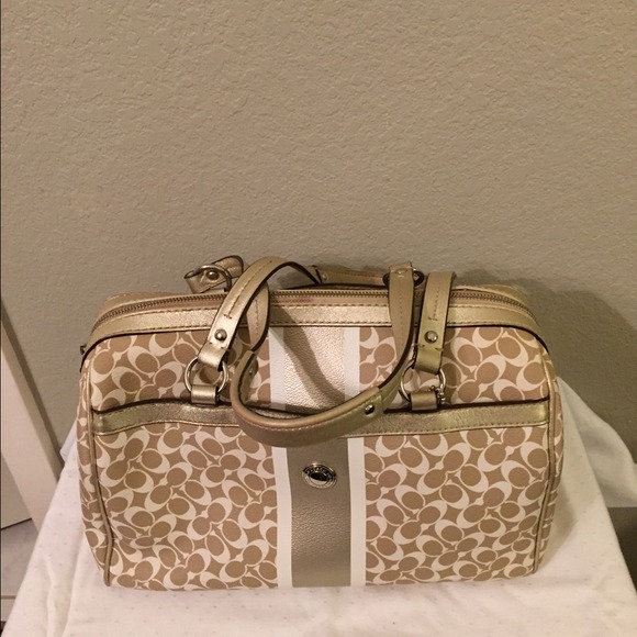 Coach bag in gold color. - Picture 1 of 4
