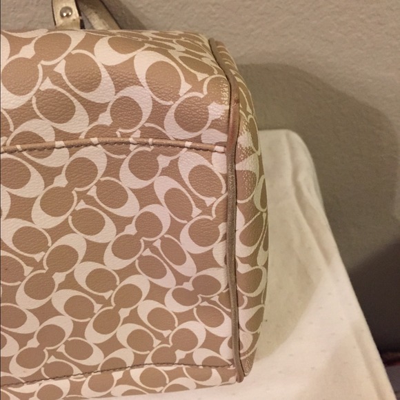 Coach bag in gold color. - Picture 3 of 4