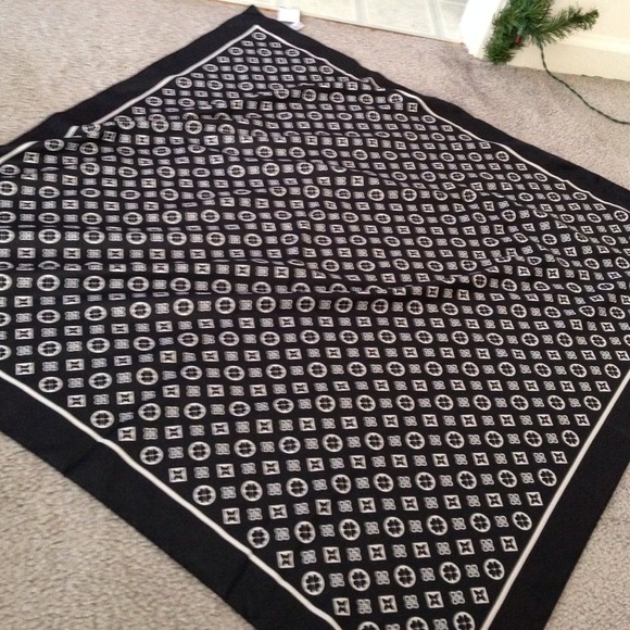 Louis Vuitton look a like scarf