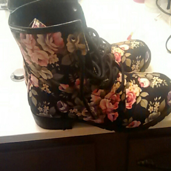 Floral print boots