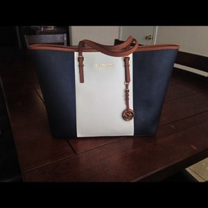 Leather Micheal Kors purse