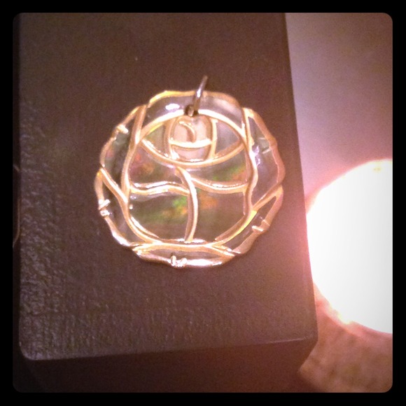 Yellow gold pendant on a shape of a rose