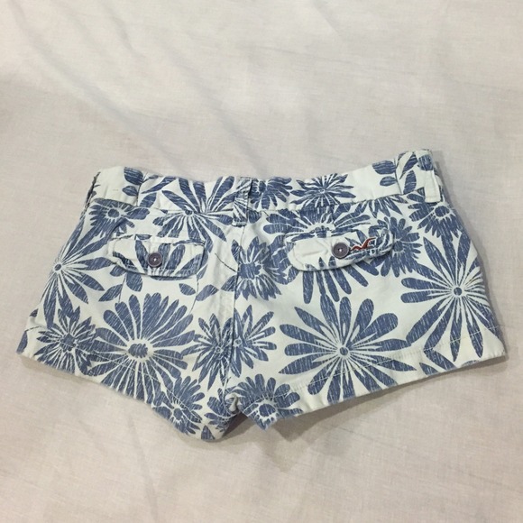 Hollister Floral White Denim Shorts - Picture 2 of 3