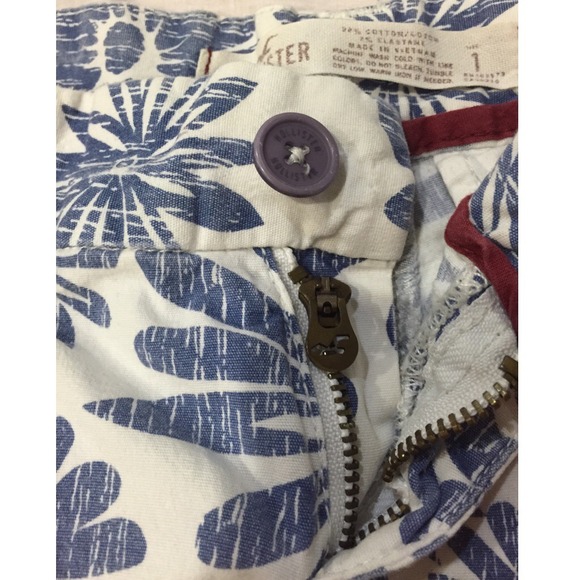 Hollister Floral White Denim Shorts - Picture 3 of 3