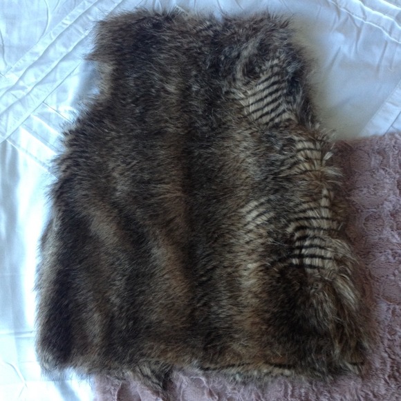NWT H&M brown faux fur vest - Picture 2 of 3