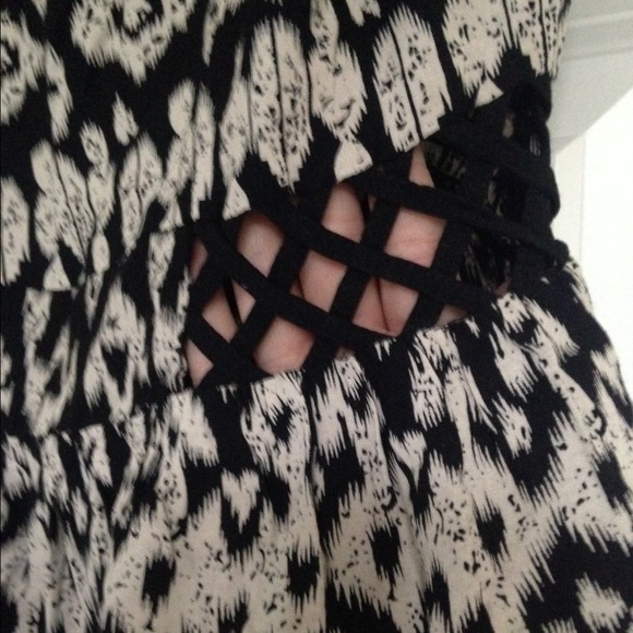 SOLD 🎉 Cream/Black American Rag Dress - Picture 4 of 4