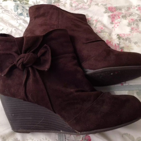 Brown suede booties never worn excellent condition
