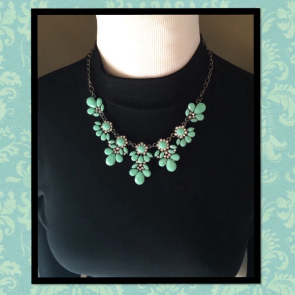 🌟MAKE AN OFFER 🌟Fashionable vintage style choker - Picture 2 of 3
