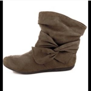 NWOT Stylish grey bow boots!