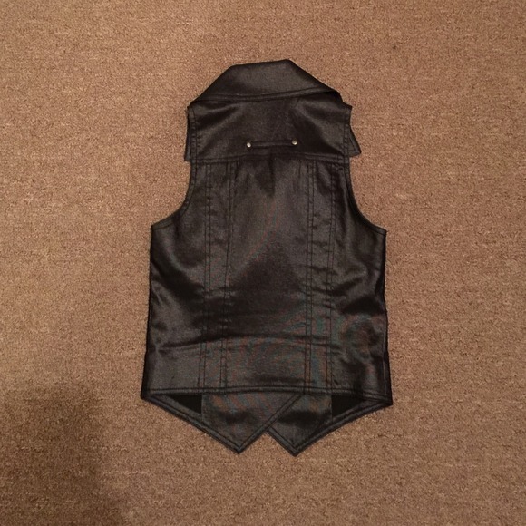Black vest.. - Picture 2 of 2