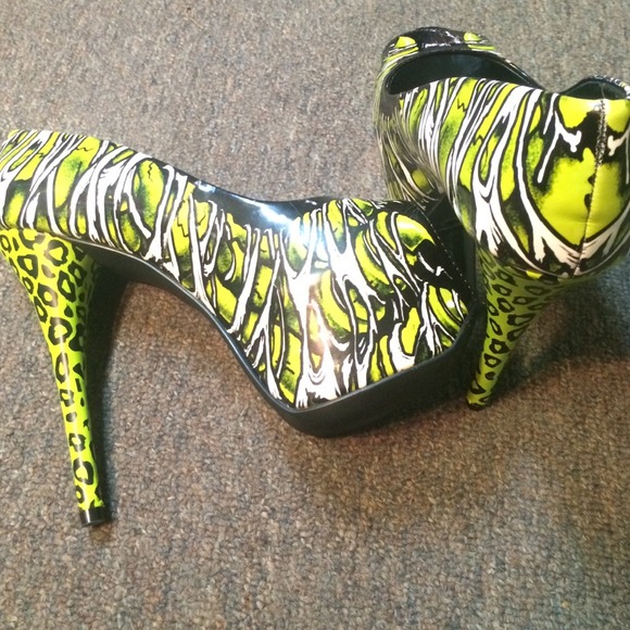 🌺 Too Fast Brand Pumps🌺 - Picture 3 of 4