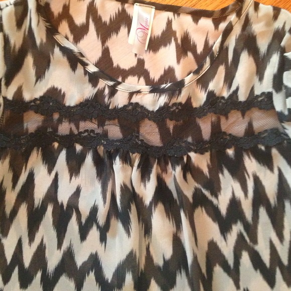 Black and grey chevron 3/4th length top - Picture 2 of 2
