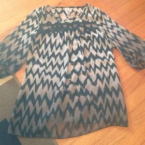 Black and grey chevron 3/4th length top