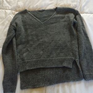 Long sleeve gray knitted v-neck sweater