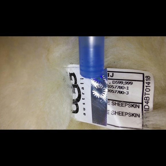 Ugg - Picture 2 of 5