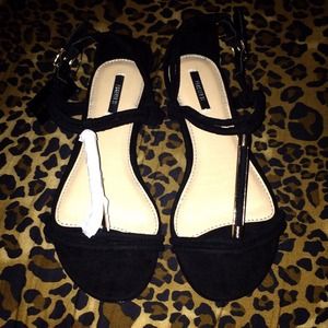 Forever 21 black t-strap flat sandals NWT