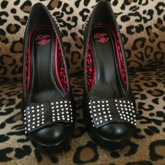 Heels - Picture 3 of 3