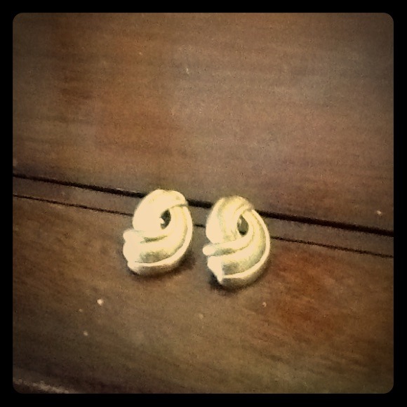 Vintage gold swirl earrings