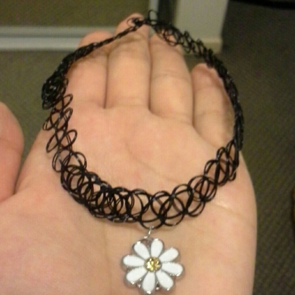 Daisy choker