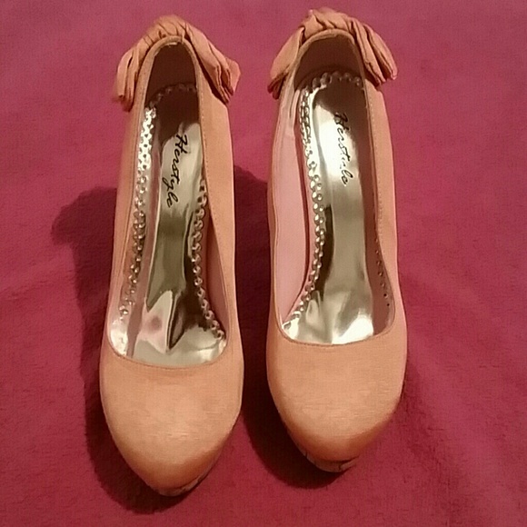 Pink bow heels - Picture 1 of 3