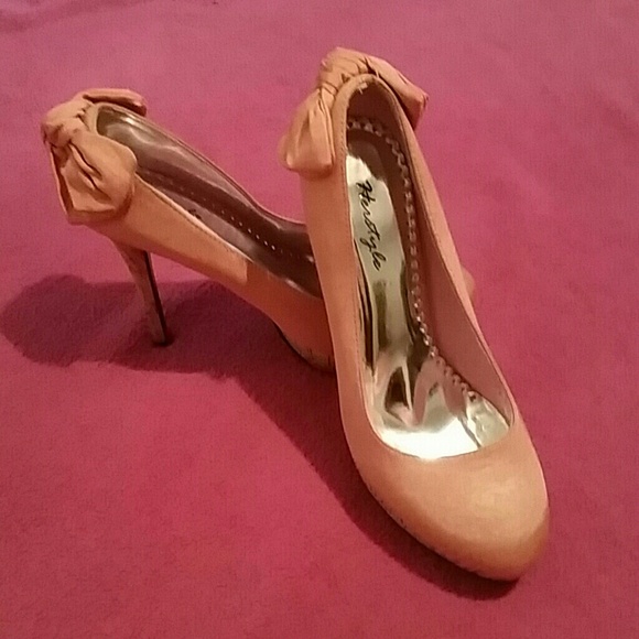 Pink bow heels - Picture 3 of 3